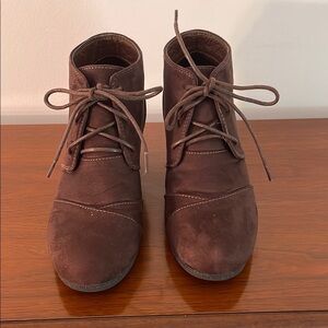 ILLUDE Brown Suede Lace-Up Ankle Boots